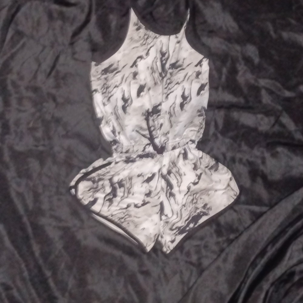 Girl's like new romper size 6